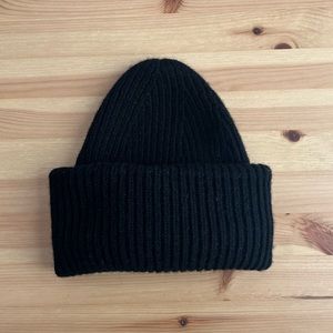 black 100% wool beanie